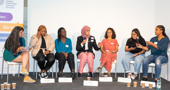 Podium: (von links) Tara Bonyad (Sächsischer Flüchtlingsrat e.V.), Madeleine Mawamba und Doris Dede (Women in Exile & Friends e.V.), Douha Al-Fayyad (Moderation), Sulca Ariza (konzeptwerk neue Ökonomie Leipzig), Carina Flores (Freie Trainerin der politischen Bildung), Danielle Jackson (Curly Culture Dresden)